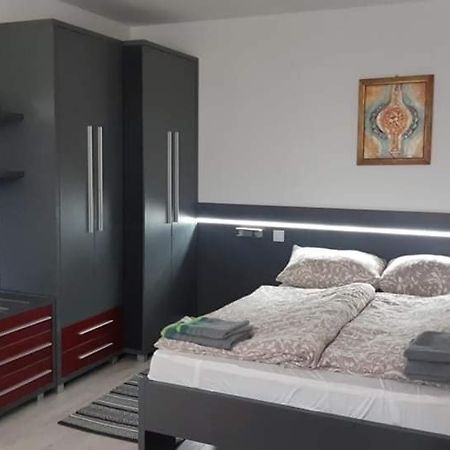 Szoba Konyha Lakas Komárno Esterno foto