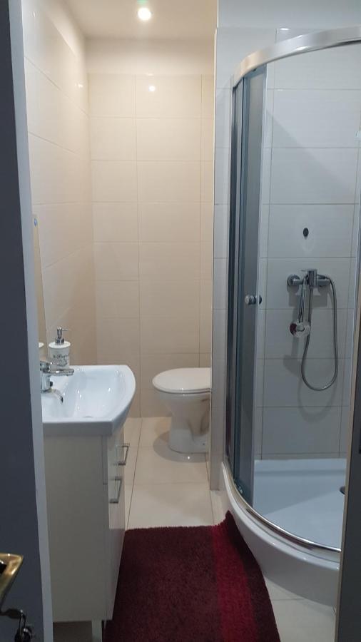 Szoba Konyha Lakas Komárno Esterno foto