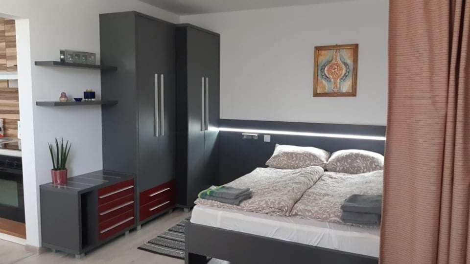 Szoba Konyha Lakas Komárno Esterno foto